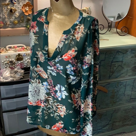 a new day Tops - LOVELY FOREST GREEN FLOWER PRINT BLOUSE